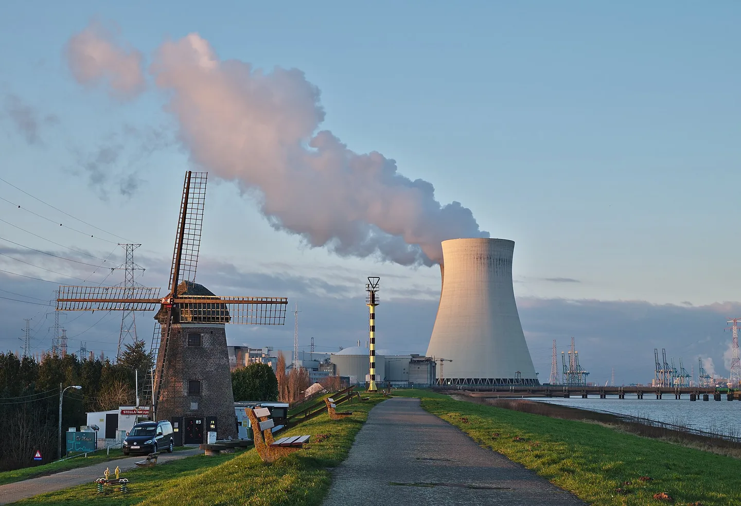 Chłodnia elektrowni jądrowej w Doel w Belgii.
