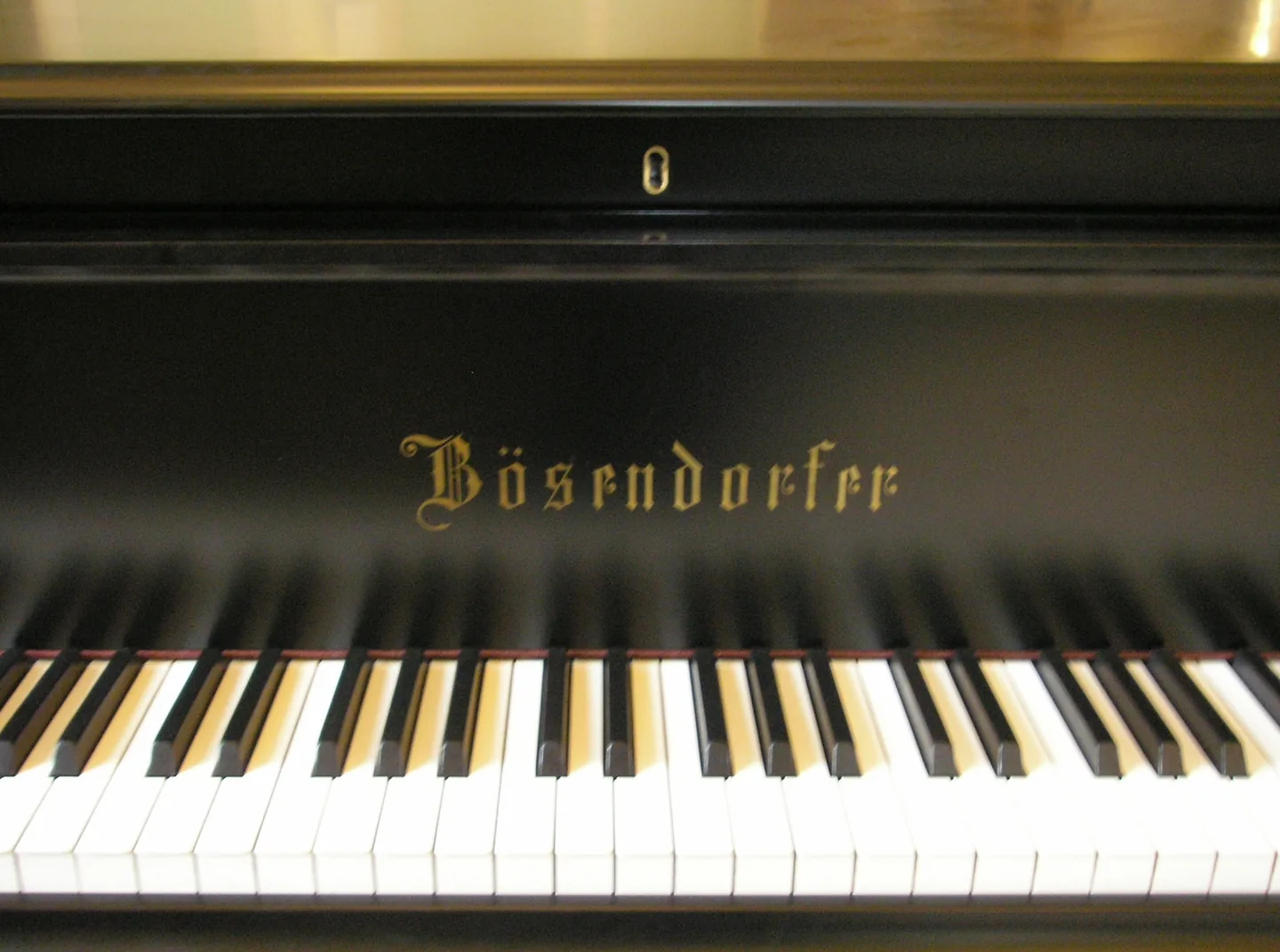 Klawiatura fortepianu Bösendorfer.
