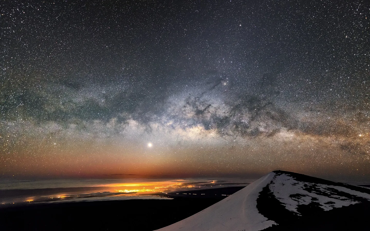 Droga Mleczna i Jowisz nad Maunakea na Hawajach.