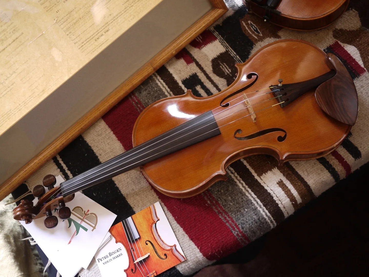 Skrzypce prezentowane na wystawie instrumentów.